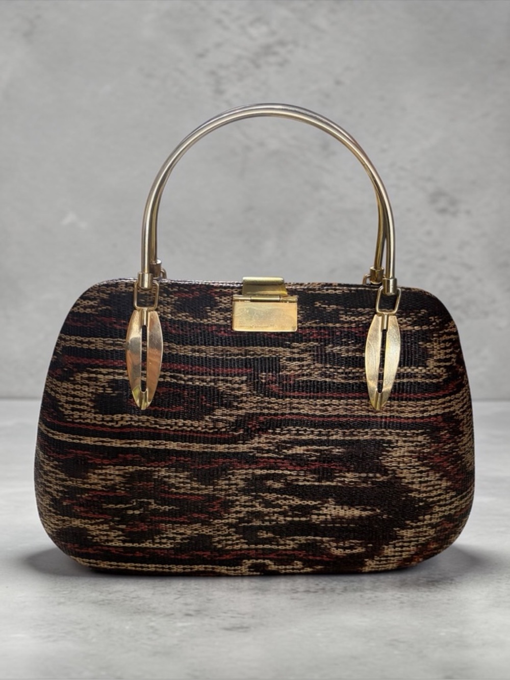 VINTAGE 1970S IKAT WEAVE RAFFIA STRAW HARD-SHELL HANDBAG WITH GOLD-TONE  HANDLES